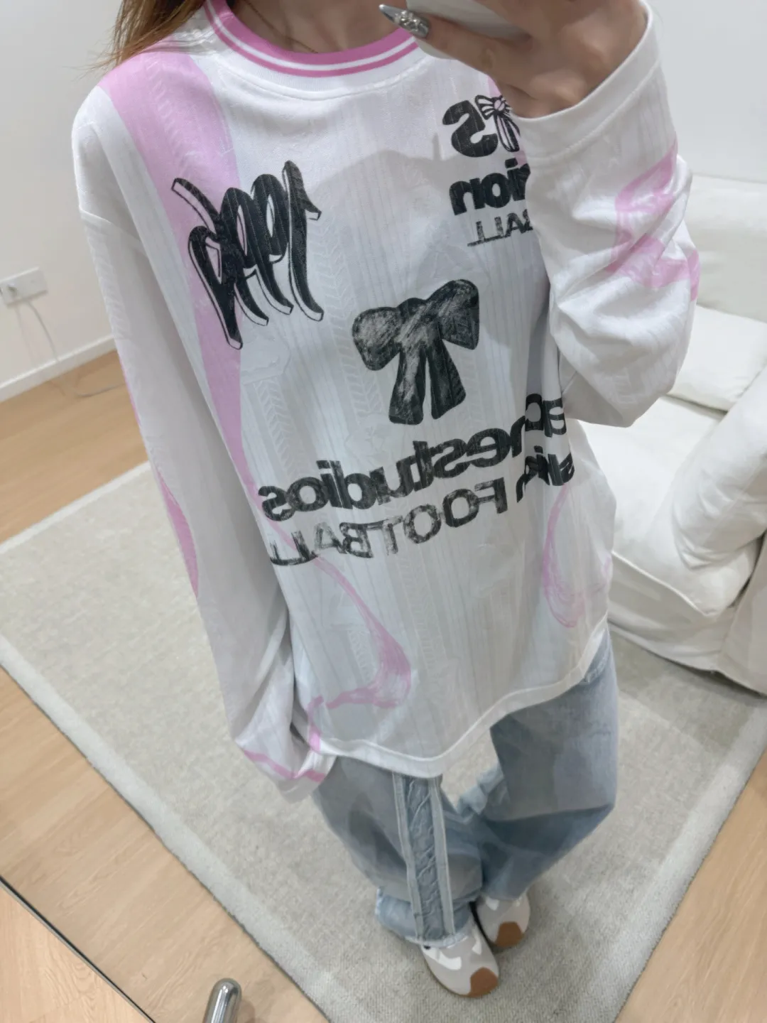 110 Acne Studios' minimalist design has become a new Nordic myth through artistic precipitation and sublimation. The typical cold style design has made fashion people who pursue low-key luxury become his loyal fans. Color: Black White ACNE bow football jersey long sleeves Fabric: 130G glossy jacquard fabric, overall transparent and light, Breathable, smooth and not stuffy on the skin Craftsmanship: Made with three-dimensional glossy craftsmanship, the cloth comes with clear vertical jacquards, dark portrait patterns are low-key and durable, three-dimensional relief jacquards, the texture is uneven and layered, and the flowers will not fall off when washed Details: All accessories are customized, the level of fineness can be compared with domestic Cross-border dedicated Size table: S (chest 56, length 68, sleeve length 61.5, shoulder width 47) M (chest 58, length 70, sleeve length 62.5, shoulder width 48.5) L (chest 60, length 72, sleeve length 63.5, shoulder width 50) 170-175cm, weight 130-150 pounds M 175-180cm, weight 150-170 pounds L 180-185cm, weight 170-190 pounds XL
